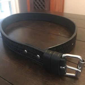 Men’s Black Bullhide belt.